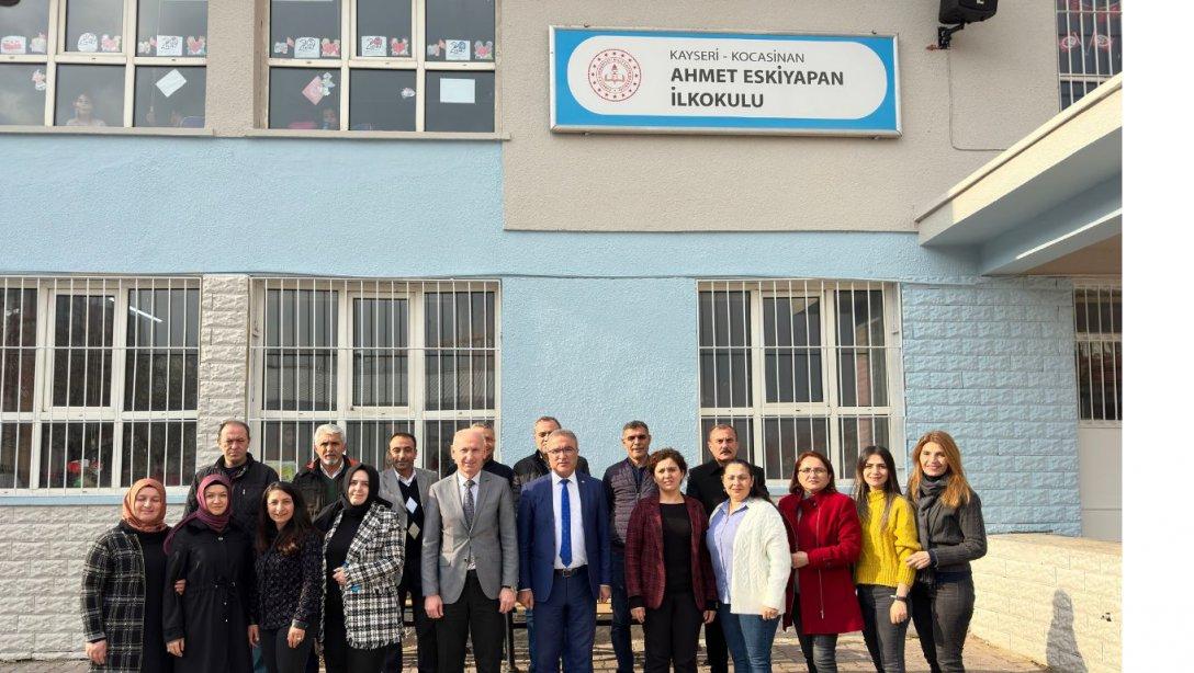 İl Millî Eğitim Müdürümüz Sayın Ayhan Teltik Kocasinan Ahmet Eskiyapan İlkokulunu ziyaret ederek öğrenciler ve öğretmenlerle bir araya geldi.
