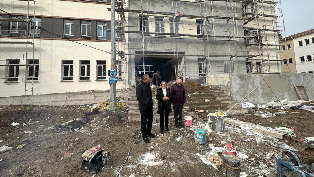 İl Millî Eğitim Müdürümüz Sayın Ayhan Teltik Mehmet Kemal Dedeman Ortaokulu inşaatında incelemelerde bulundu
