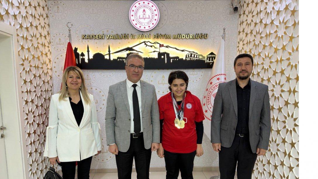 İl Millî Eğitim Müdürümüz Sayın Ayhan Teltik, Antalya'da yapılan Türkiye Özel Sporcular Spor Federasyonu Yüzme Şampiyonasında Türkiye 1.likleri alan Halide Nusret Zorlutuna Mesleki ve Teknik Anadolu Lisesi öğrencisi Elçin Erol'u makamında kabul etti