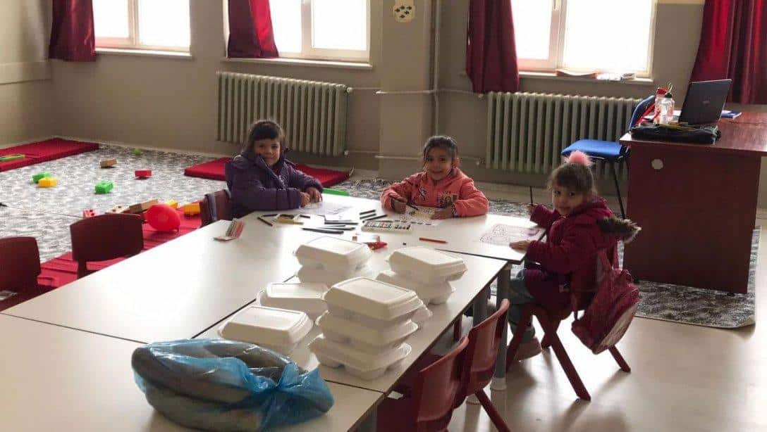 Bakanlığımızca başlatılan ücretsiz yemek uygulaması Sarız ilçemizde de hayata geçirildi. Uygulama kapsamında okul öncesi öğrencilerine haftanın beş günü beslenme desteği veriliyor.