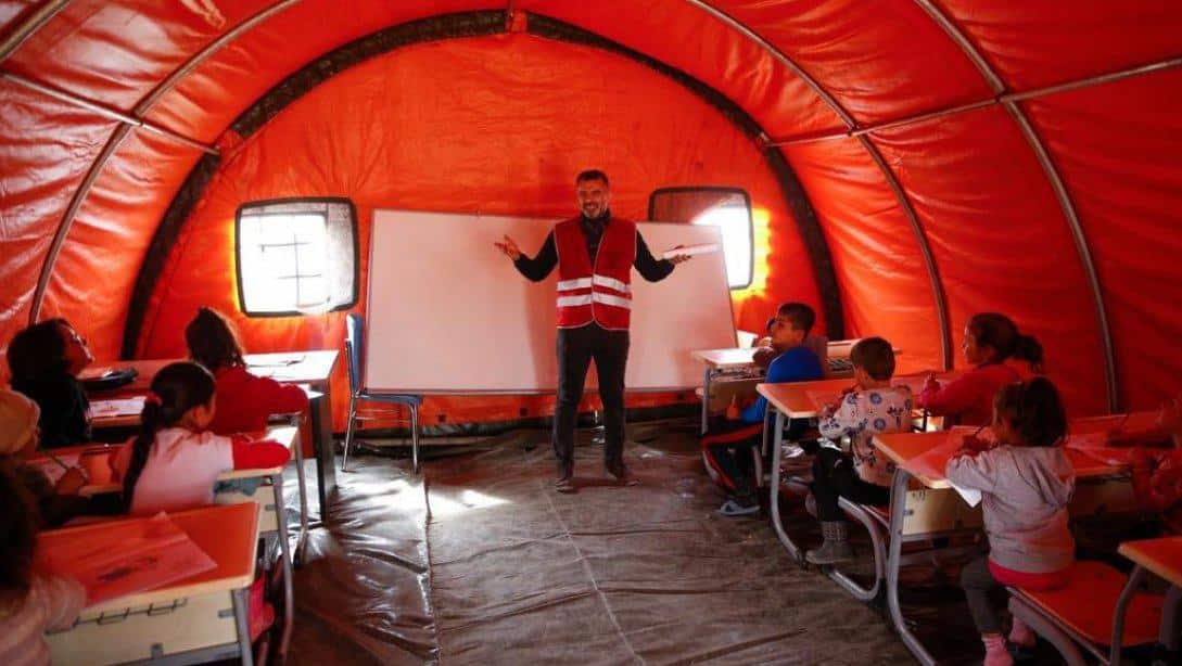 Hatay'a gönüllü olarak giden öğretmenlerimiz, depremzede öğrencilerle çadırlarda kurulan sınıflarda ders işlediler.