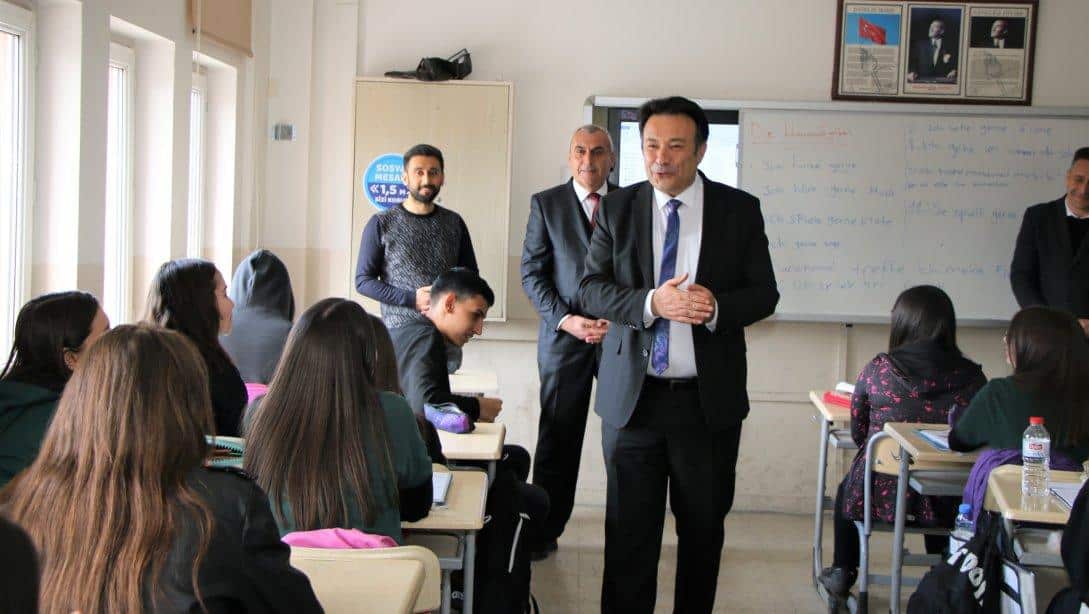 İl Millî Eğitim Müdürümüz Bahameddin Karaköse tahliyesi yapılan Mustafa Eminoğlu Anadolu Lisesinin 9 ve 10. sınıflarının eğitim gördüğü Mustafa Eraslan Anadolu Lisesini ziyaret etti.
