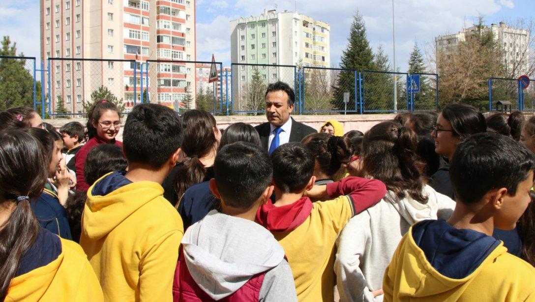 İl Millî Eğitim Müdürümüz Bahameddin Karaköse, Sema Yazar Ortaokulunu ziyaret etti