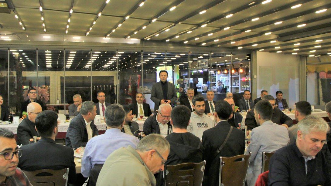 İl Millî Eğitim Müdürümüz Bahameddin Karaköse Müdürlüğümüz çalışanlarıyla Kayseri Öğretmenevinde düzenlenen iftar yemeğinde bir araya geldi.