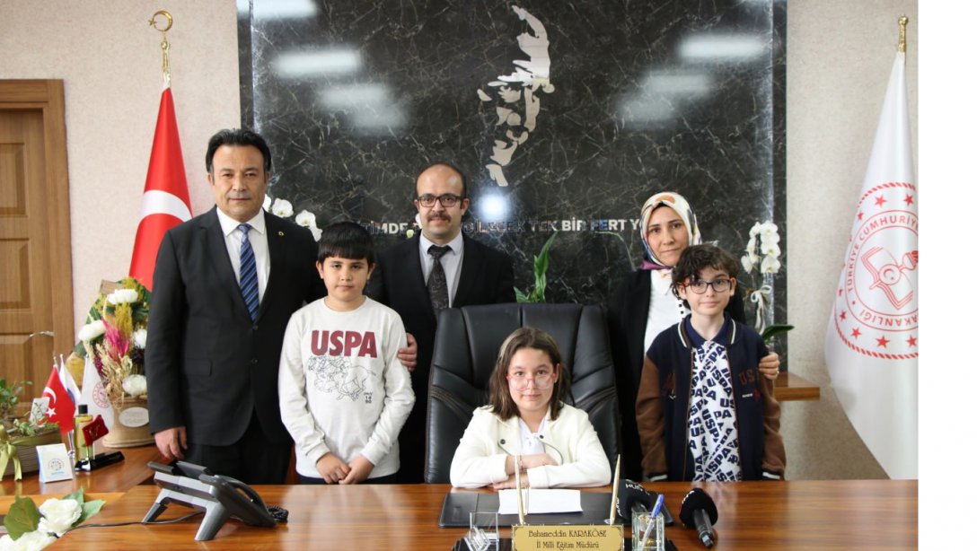 İl Müdürümüz Bahameddin Karaköse koltuğunu 4. sınıf öğrencisi Esila Kandemir'e teslim etti.