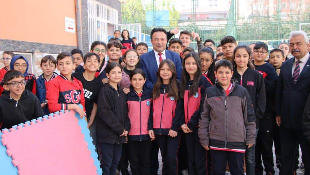 İl Millî Eğitim Müdürümüz Bahameddin Karaköse Sahra Galip Özsan Ortaokulunu ziyaretinde okul bahçesinde  maçlara hazırlanan hentbol takımı öğrencileri ile görüşüp maçlarına gitme sözü verdi.