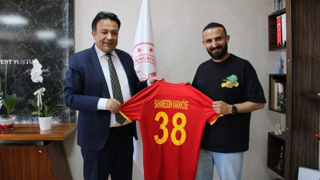 Yukatel Kayserispor İdari Menajeri Yunus Akbulut İl Millî Eğitim Müdürümüz Bahameddin Karaköse'ye nezaket ziyaretinde bulundu.