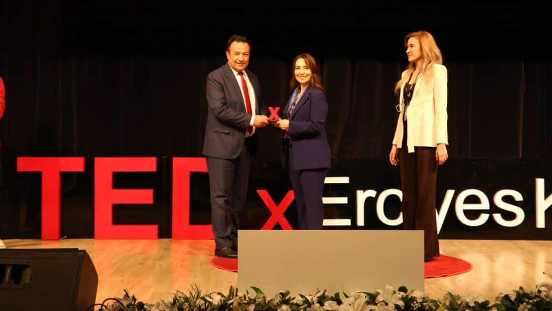 İl Millî Eğitim Müdürümüz Bahameddin Karaköse, Erciyes Koleji tarafından Kadir Has Kongre Merkezinde düzenlenen TEDx konferansına katıldı. 