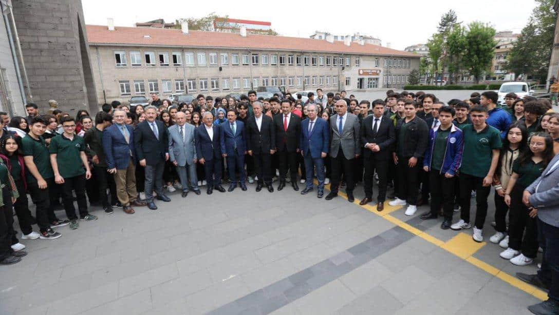 Millî Savunma Bakanımız Sayın Hulusi Akar Kayseri Fen Lisesinin ilk misafiri oldu.