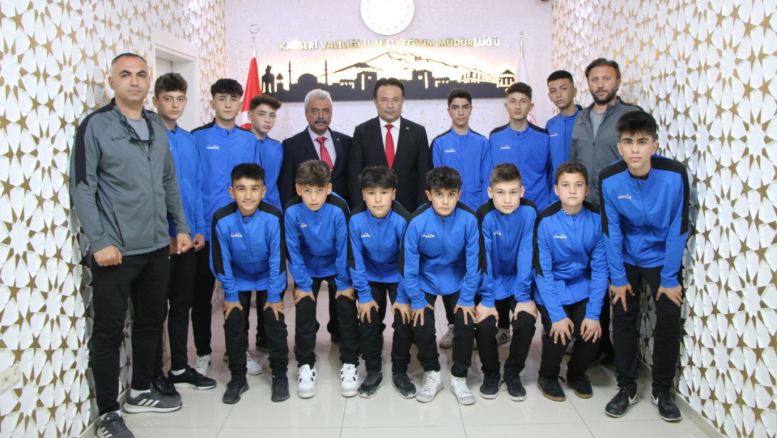 İl Millî Eğitim Müdürümüz Bahameddin Karaköse, Okul Sporları Müsabakalarında Bölge Şampiyonu olarak Türkiye Yarı Finallerine katılma hakkı kazanan Sahra Galip Özsan Ortaokulu futsal takımını kabul etti. 