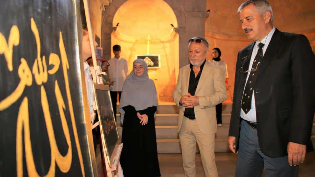Gençlik Haftası münasebetiyle Osmanlı Sokağı Sanat Galerisinde hüsnühat sergisi açıldı. 