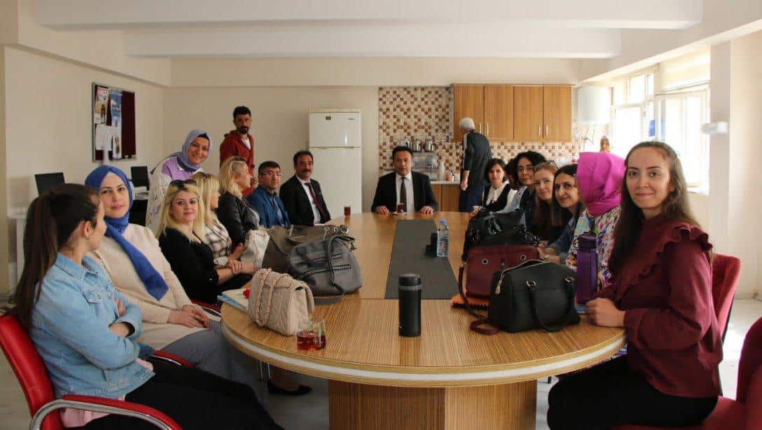 Hikmet Kozan Ortaokulunu ziyaret eden İl Millî Eğitim Müdürümüz Bahameddin Karaköse öğretmenlerle öğretmenler odasında bir araya geldi.