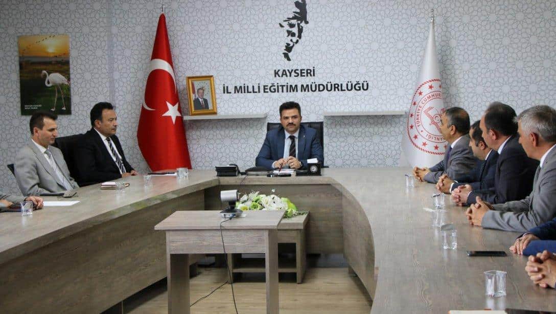 Bakanlığımız Teftiş Kurulu Başkanı Abdülkadir Özkan İl Milli Eğitim Müdürlüğümüzü ziyaret etti. Ziyarette İl Milli Eğitim Müdürlüğünde görev yapan idarecilerle bir araya geldi.