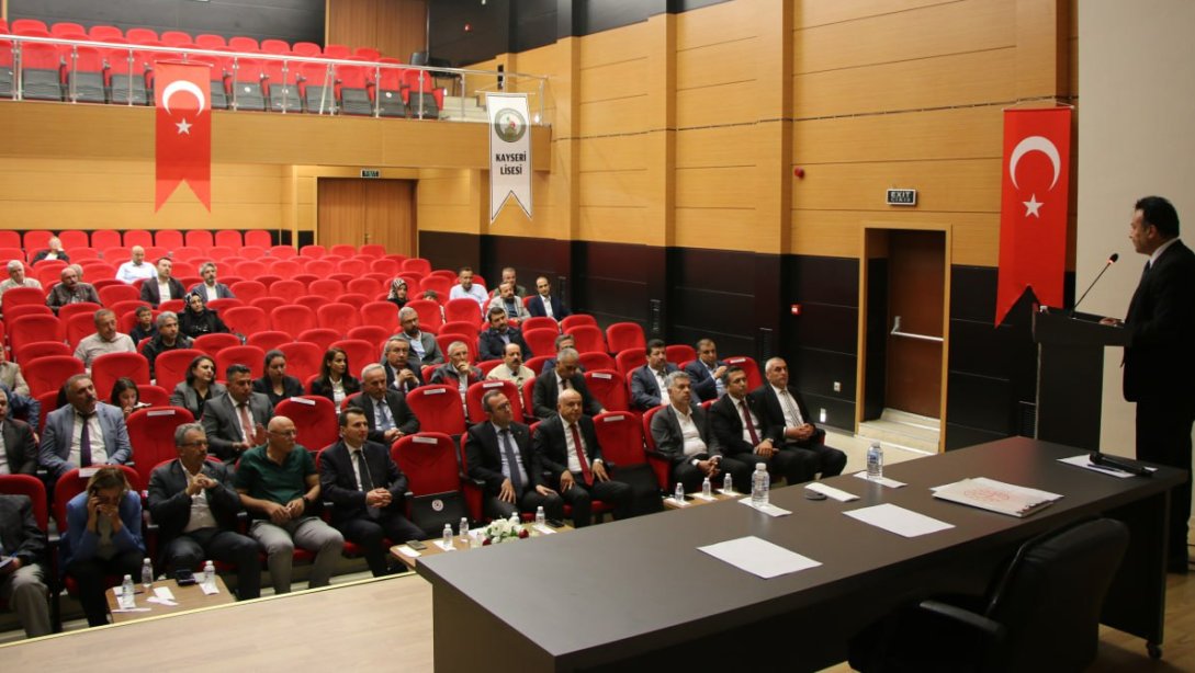 İl Danışma Komisyonu Toplantısı, Kayseri Fen Lisesi'nde İl Millî Eğitim Müdürümüz Bahameddin Karaköse'nin başkanlığında gerçekleştirildi. 