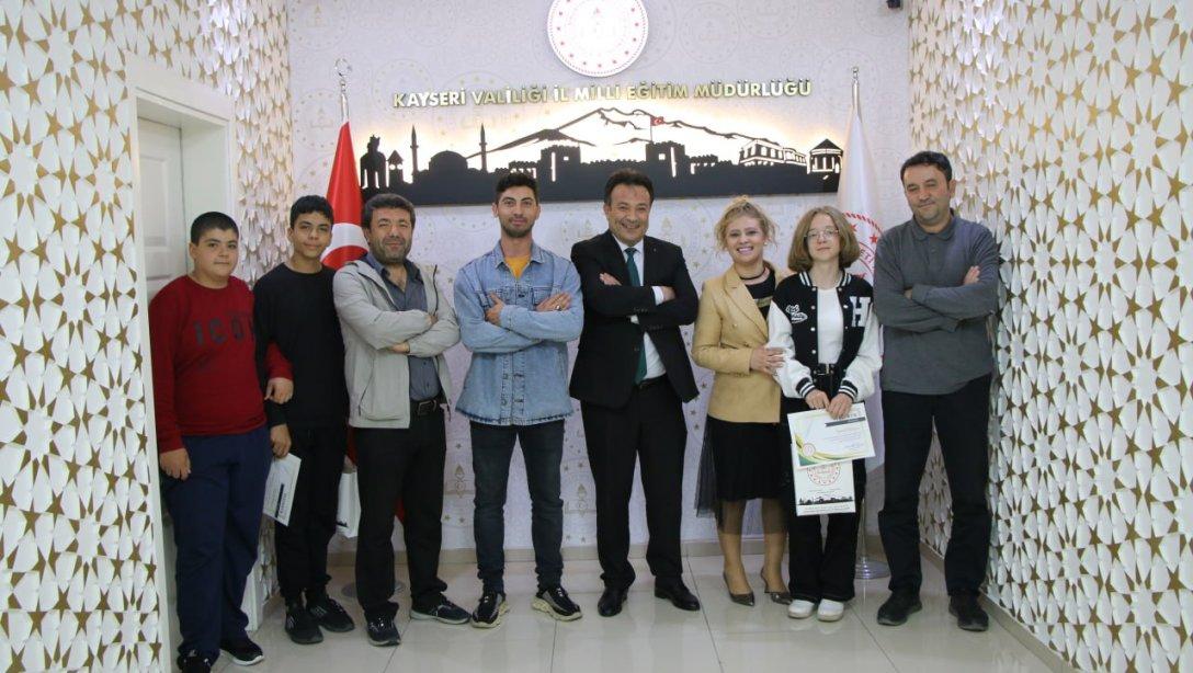 Denizli'de düzenlenen Yıldızlar Türkiye Halter Şampiyonası'nda birinci olan Huriye Eren Ortaokulu öğrencisi Ali Efe Özkan, LGS'de derece elde eden Eda Sonay ile birlikte İl Millî Eğitim Müdürümüz Bahameddin Karaköse tarafından kabul edildi. 