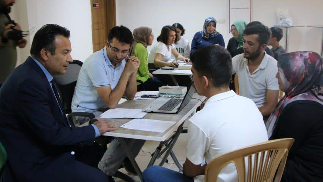 İl Milli Eğitim Müdürümüz Bahameddin KARAKÖSE, LGS sonuçlarının açıklanmasının ardından tercihler konusunda öğrenci ve velilere rehberlik hizmeti veren Melikgazi Rehberlik Araştırma Merkezini ziyaret etti