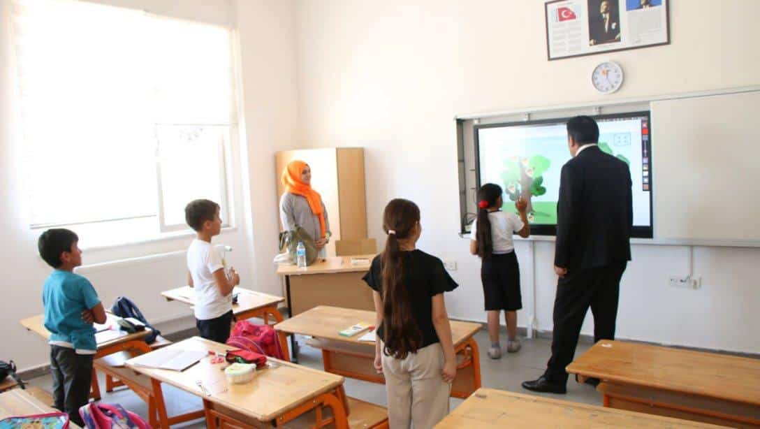 İl Millî Eğitim Müdürümüz Bahameddin Karaköse, Şehit Üsteğmen Ümit Bekem İlkokulunda PİKTES projesi kapsamında düzenlenen Türkçe dil kurslarını ziyaret etti.