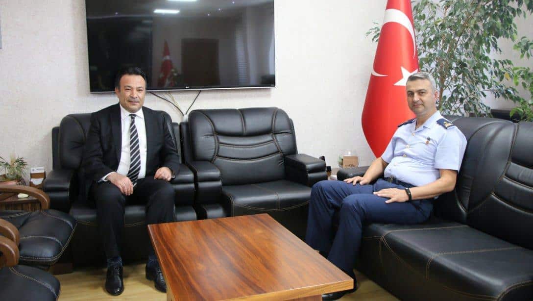 Garnizon Komutanı Hava Tuğgeneral Haldun Taşan, İl Millî Eğitim Müdürümüz Bahameddin Karaköse'ye nezaket ziyaretinde bulundu.