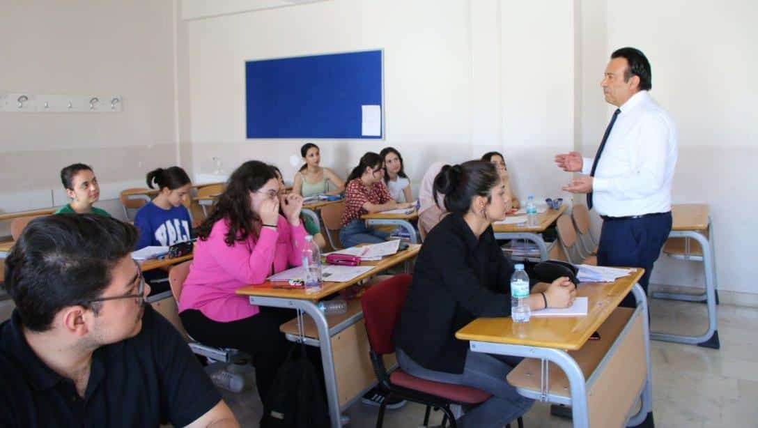 İl Milli Eğitim Müdürümüz Bahameddin Karaköse Kilim Sosyal Bilimler Lisesi'nde yaz dönemi kurslarına katılan öğrencileri ziyaret etti.