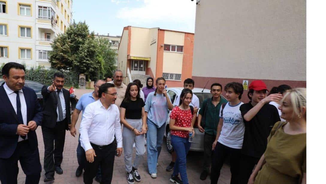 Valimiz Sayın Gökmen Çiçek, Milli Eğitim Müdürümüz Bahameddin Karaköse ile beraber Nuh Mehmet Baldöktü Anadolu Lisesi'ni ziyaret ederek öğrencilerle bir araya geldi.