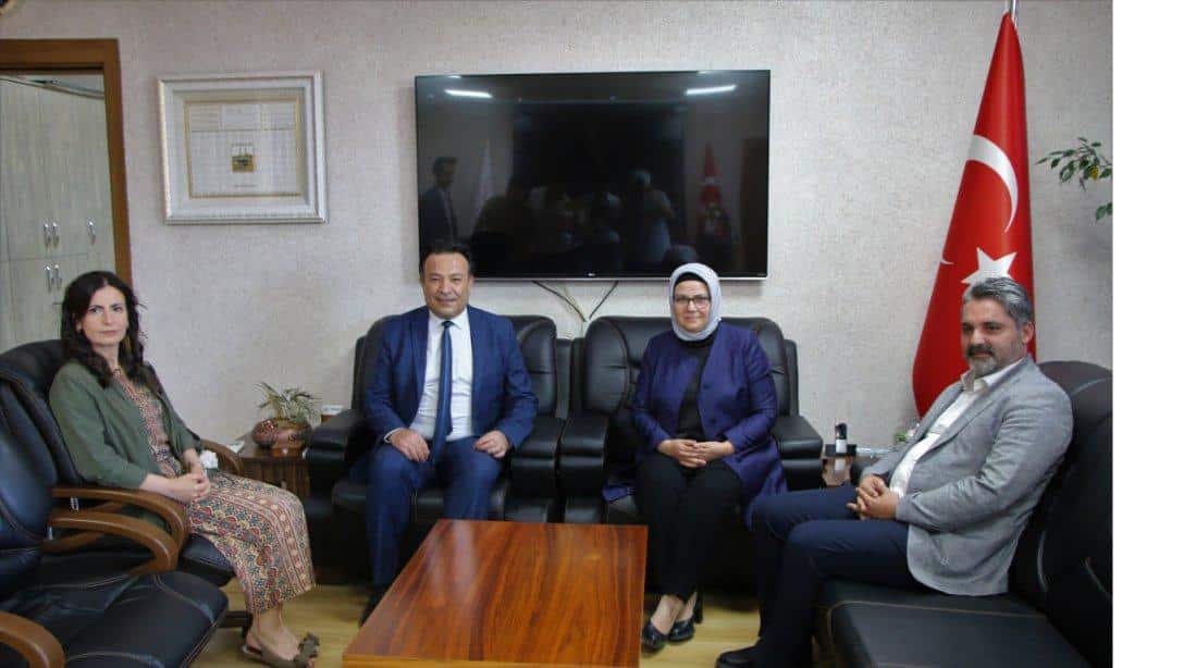 AK Parti Kayseri Milletvekili Ayşe Böhürler ve AK Parti Kayseri İl Başkanı Fatih Üzüm, İl Millî Eğitim Müdürümüz Bahameddin Karaköse'yi makamında ziyaret etti.