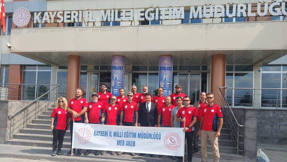 30 Ağustos Zafer Bayramı'nın 101. yılı ve 6 şubat depremlerinden etkilenen vatandaşlar anısına Erciyes Dağı'na yapılacak zirve tırmanışı öncesi Müdürlüğümüz AKUB ekibi İl Millî Eğitim Müdürümüz Bahameddin Karaköse tarafından uğurlandı.