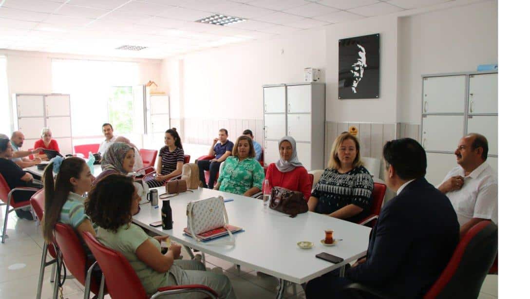 İl Milli Eğitim Müdürümüz Bahameddin Karaköse, 'Öğretmen Odası Buluşmaları' kapsamında Melikgazi İlçesi'ndeki Melikgazi Belediyesi İlkokulu'nda öğretmenlerle buluşarak keyifli bir sohbet gerçekleştirdi.