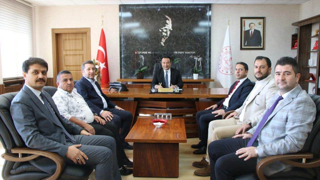 Kayseri Sivaslılar Derneği Başkanı İsa Gün ve dernek üyeleri, İl Millî Eğitim Müdürümüz Bahameddin Karaköse'yi ziyaret ettiler.