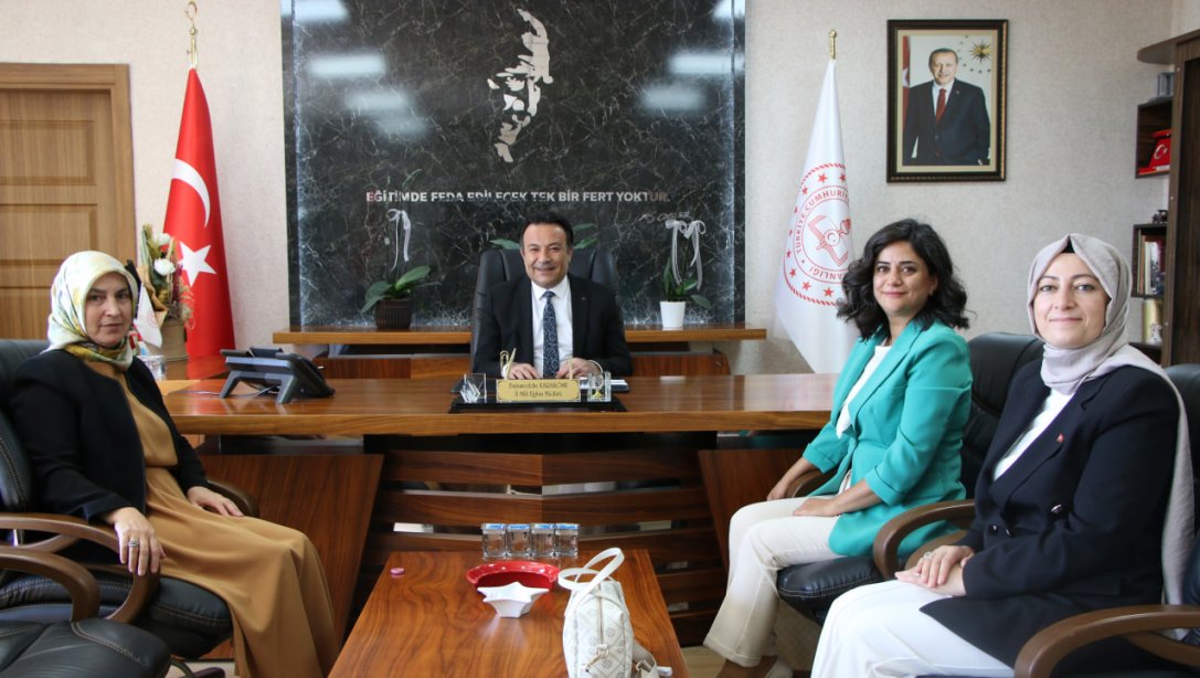 Türkiye Beyaz Ay Derneği Kayseri Şubesi Başkanı Mürşide Aslan ve dernek üyeleri, İl Millî Eğitim Müdürümüz Bahameddin Karaköse'yi ziyaret etti.