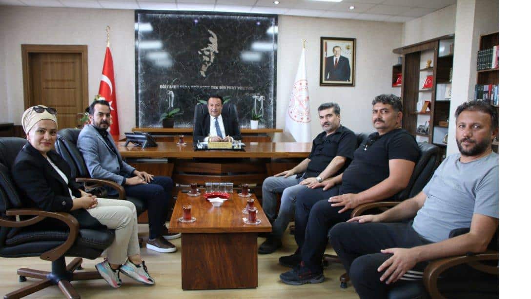 Hürriyetçi Eğitim Sen Kayseri İl Temsilcisi Hakan Coşkunsu ve sendika üyeleri, İl Millî Eğitim Müdürümüz Bahameddin Karaköse'yi ziyaret etti.