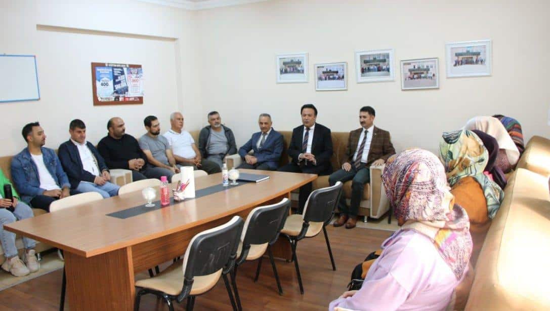 İl Millî Eğitim Müdürümüz Bahameddin Karaköse Develi ilçesinde Muammer Kocatürk ilkokulunda öğretmenler ile bir araya geldi.