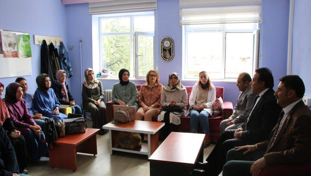 İl Millî Eğitim Müdürümüz Bahameddin Karaköse Develi 90.Yıl Cumhuriyet ilkokulu öğrenmenleriyle bir araya geldi.