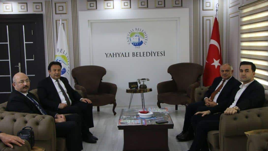 İl Millî Eğitim Müdürümüz Bahameddin Karaköse Yahyalı Belediye Başkanı Esat Öztürkü makamında ziyaret etti.