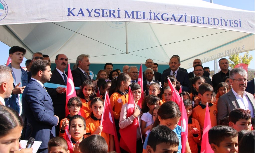 Danışment Gazi Mahallesi'nde, evlatlarını genç yaşta kaybeden Kendiroğlu ailesi tarafından Melikgazi Belediyesi ile birlikte yaptırılan İbrahim Kendiroğlu İlkokulu açılış programı düzenlendi