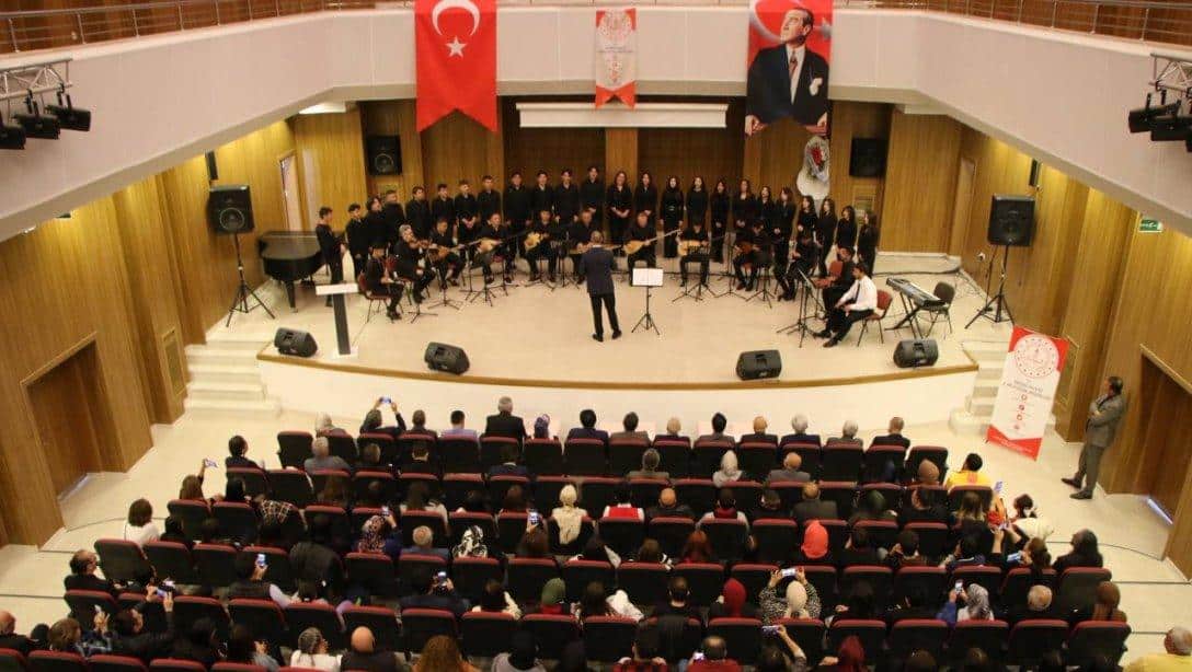 Cumhuriyetimizin kuruluşunun 100. Yılı etkinlikleri kapsamında Kayseri Güzel Sanatlar Lisesi tarafından ''Cumhuriyet'' konulu resim ve konser programı düzenlendi.