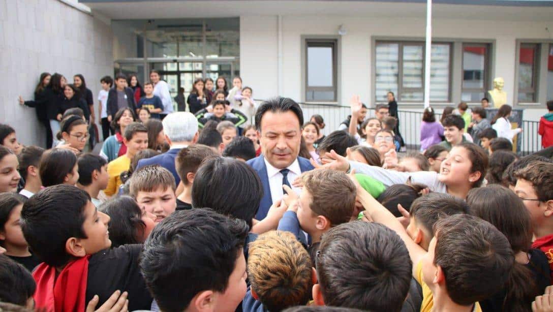 İl Millî Eğitim Müdürümüz Bahameddin Karaköse Emine Gönen Ortaokulunu ziyaret ederek öğrencilerle bir araya geldi.