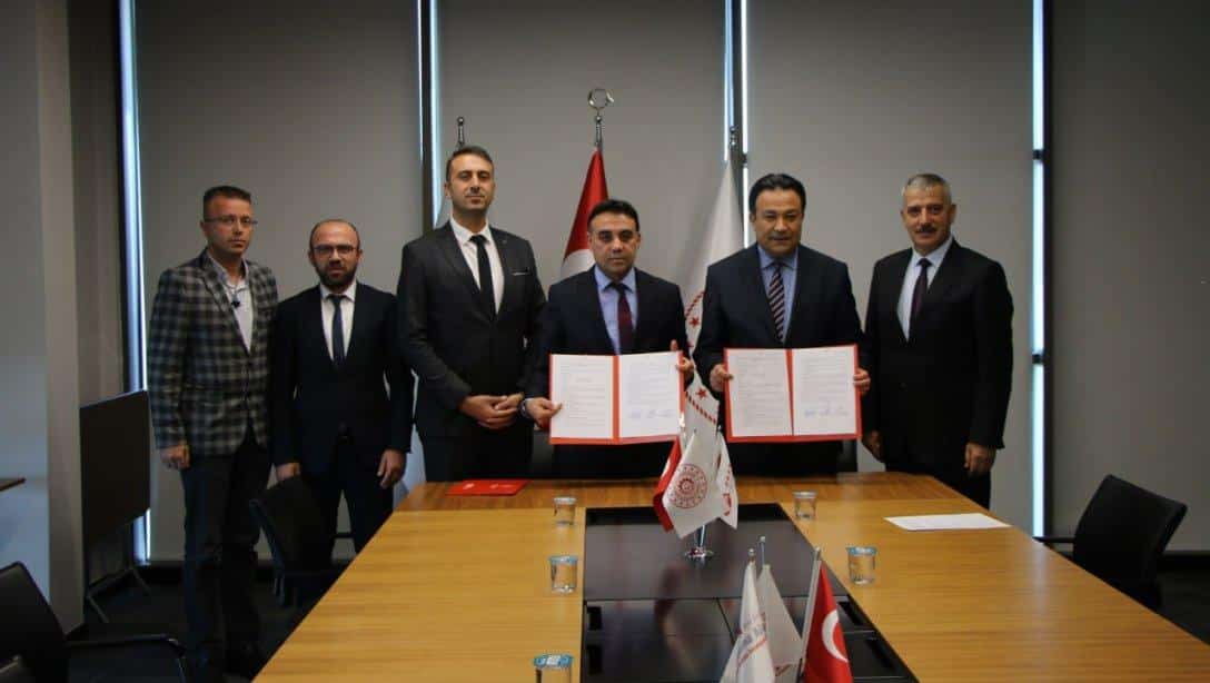 Oran Kalkınma Ajansı ile İl Milli Eğitim Müdürlüğümüz arasında Kayseri ilinde çalışan 20 öğretmene permakültür eğitici eğitimi düzenlemek için protokol imzalandı. 