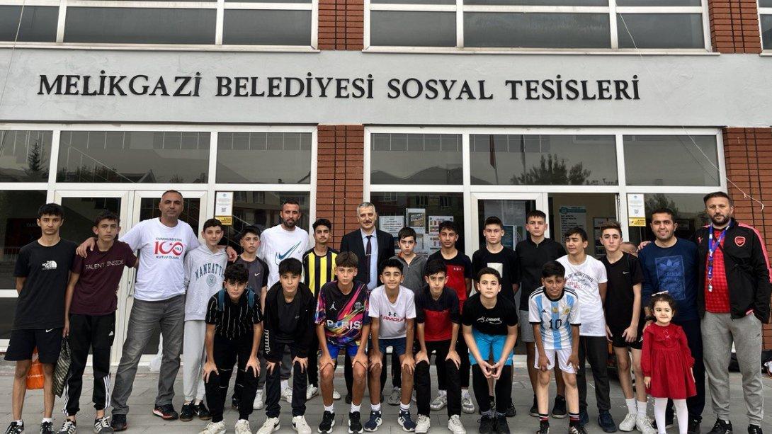 İl Millî Eğitim Müdür Yardımcısı Hüseyin Akpınar, Eskişehir Bağları bölgesinde başlatılan ERVA Spor Okulları Projesi kapsamında Hacı Hakkı Sadıka İlgü AİHL ve Danışmentgazi Melikgazi Belediyesi Sosyal Tesislerini ziyaret etti.