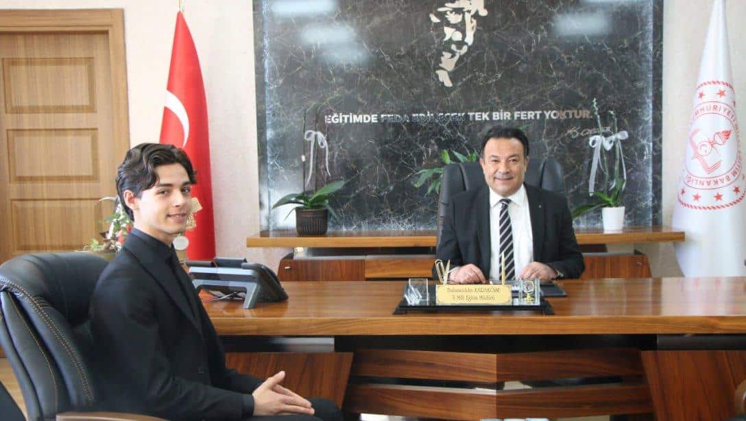 İl Millî Eğitim Müdürümüz Bahameddin Karaköse, Somuncubaba Anadolu İmam Hatip Lisesi 12. sınıf öğrencisi Emin Haspolat'ı makamında kabul etti. 