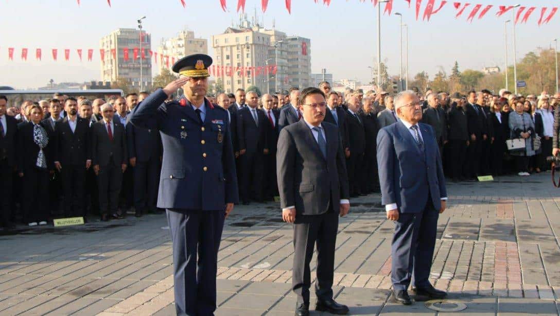 Gazi Mustafa Kemal Atatürk'ün vefatının 85. yıldönümü nedeniyle düzenlenen törende,Cumhuriyet Meydanı'nda bulunan Atatürk Anıtı'na çelenk sunuldu.