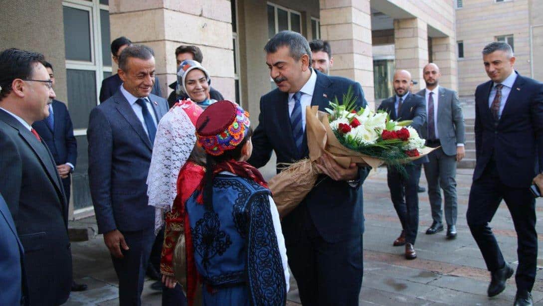 Millî Eğitim Bakanımız Sayın Yusuf Tekin bir dizi programlara katılmak ve ziyaretler gerçekleştirmek üzere ilimizi teşrif ederek, Kayseri Valiliği ve Kayseri Büyükşehir Belediyesi'ni ziyaret etti.