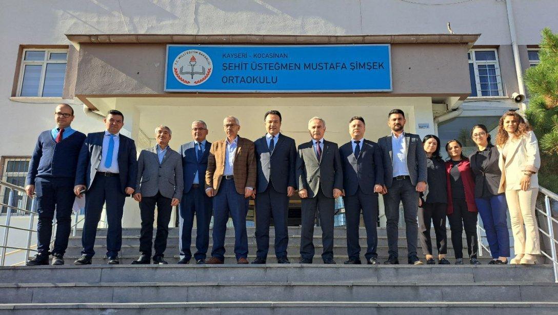Vali Yardımcımız Sayın Adnan Türkdamar başkanlığında okul güvenliği toplantısı Şehit Üsteğmen Mustafa Şimşek Ortaokulunda yapıldı.