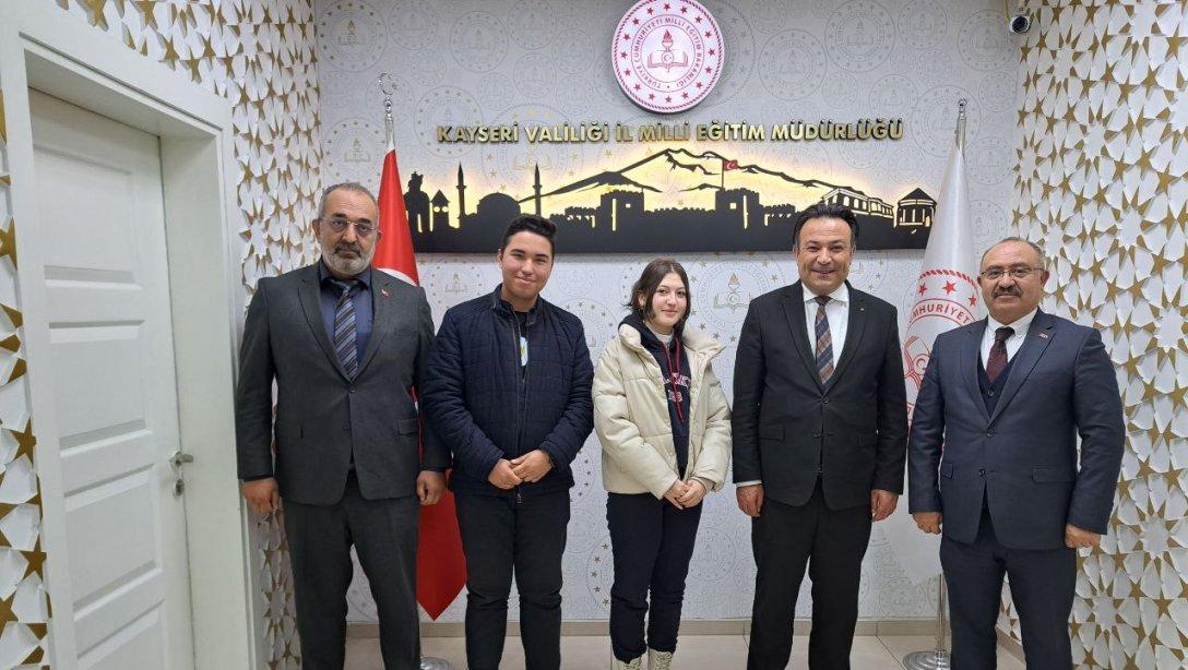 Nuh Mehmet Baldöktü Anadolu Lisesi öğrencileri 24 Kasım Öğretmenler Günü münasebetiyle, İl Millî Eğitim Müdürümüz Bahameddin Karaköse'yi ziyaret ettiler.