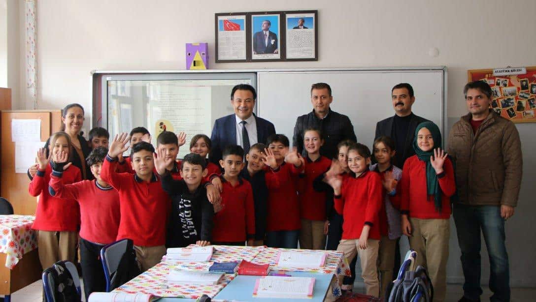 İl Millî Eğitim Müdürümüz Bahameddin Karaköse, 75. Yıl Borsa İstanbul İlkokulu sınıflarını ziyaret ederek öğrencilerin ders saatine eşlik etti. 