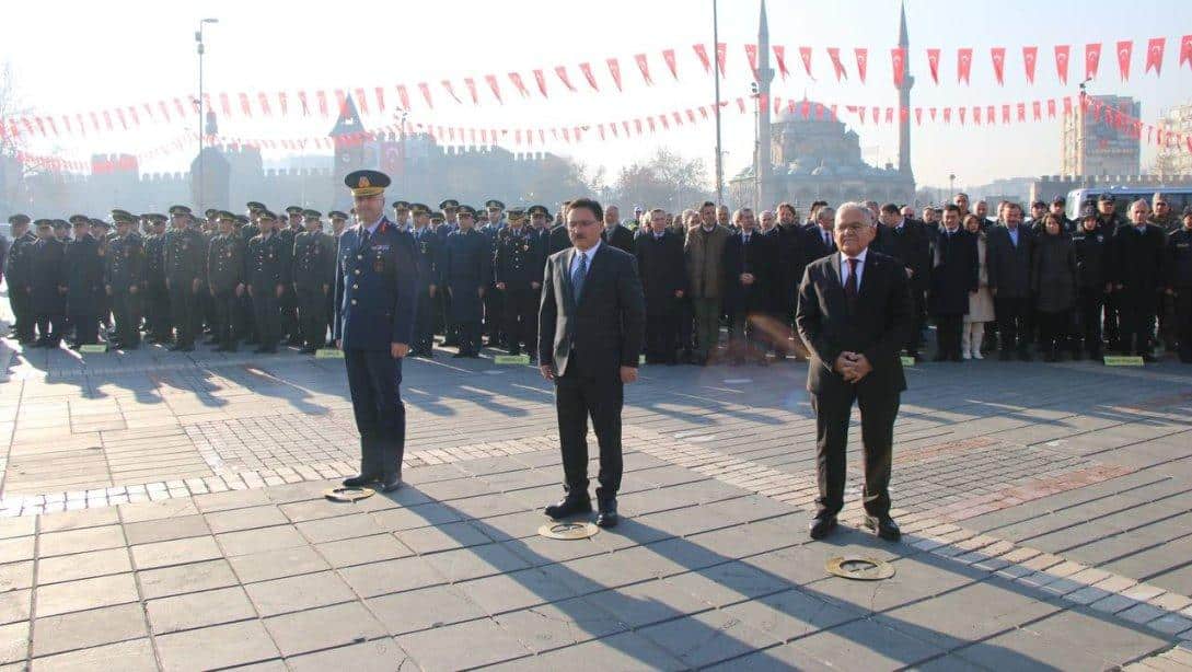 Mustafa Kemal Atatürk'ün Kayseri'ye Gelişinin 104. Yıl Dönümü Münasebetiyle Cumhuriyet Meydanında Çelenk Koyma Töreni Düzenlendi
