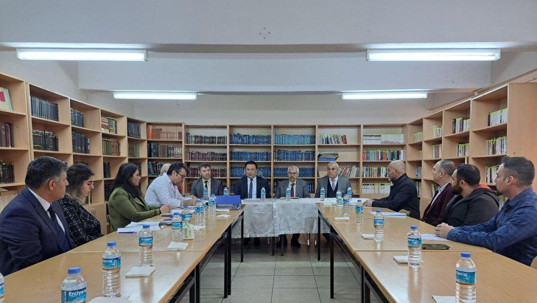 Okul Güvenliği Toplantısı Vali Yardımcısı Adnan Türkdamar Başkanlığında Aydınlıkevler Anadolu Lisesi'nde Gerçekleştirildi. 