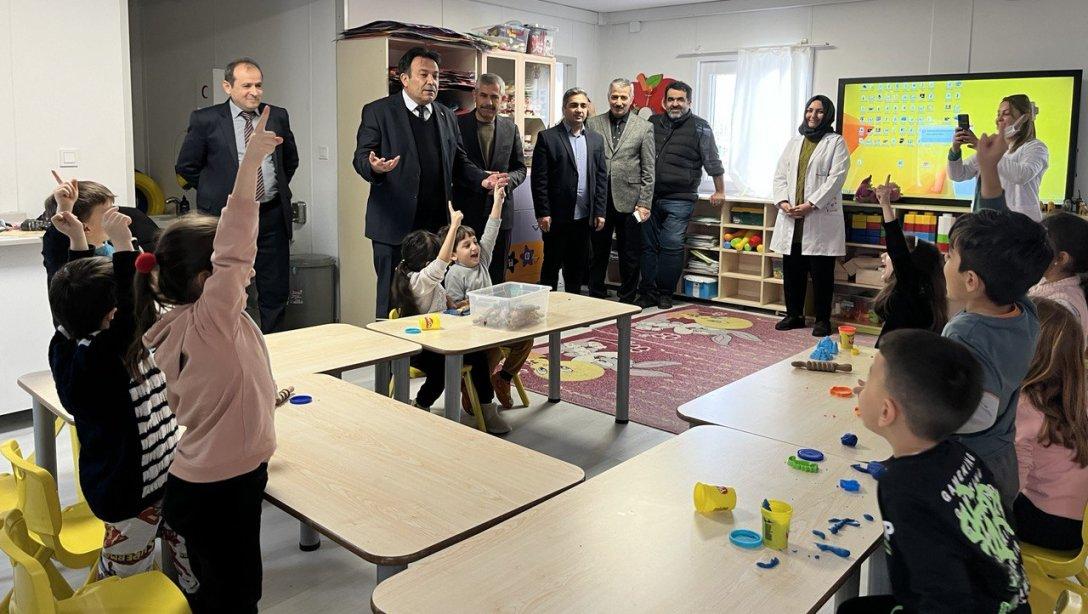 İl Millî Eğitim Müdürümüz Bahameddin Karaköse, İzzet Öksüzkaya Ortaokuluna bağlı anasınıflarında minik öğrencilerle bir araya geldi