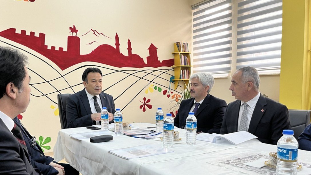 Okul Güvenliği Toplantısı İl Milli Eğitim Müdürümüz Bahameddin Karaköse Başkanlığında Cemil Baba İlkokulu'nda Gerçekleştirildi. 