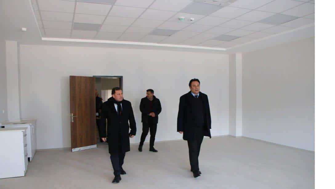 İl Millî Eğitim Müdürümüz Bahameddin Karaköse, Gençlik Spor İl Müdürü Ali İhsan Kabakcı ile birlikte yapımı tamamlanmak üzere olan spor lisesi binasında incelemelerde bulundu.