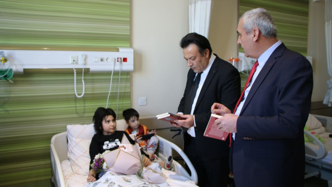 İl Milli Eğitim Müdürümüz Bahameddin Karaköse, Öğretmenleri ile Buluşan Aysima'yı Hastanede Ziyaret Etti.